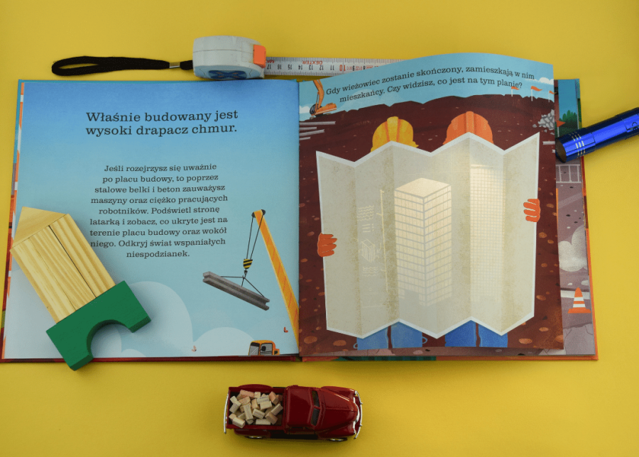 Na placu budowy. Podświetl i Odkryj / Wydawnictwo Api Papi