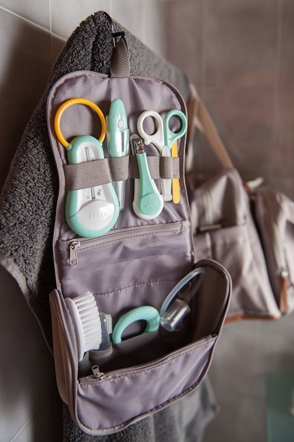 Kosmetyczka z 9 akcesoriami do pielęgnacji niemowląt mint / Beaba