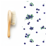 Miękka szczotka z koziego włosia z myjką muślinową Jagódki / Lullalove