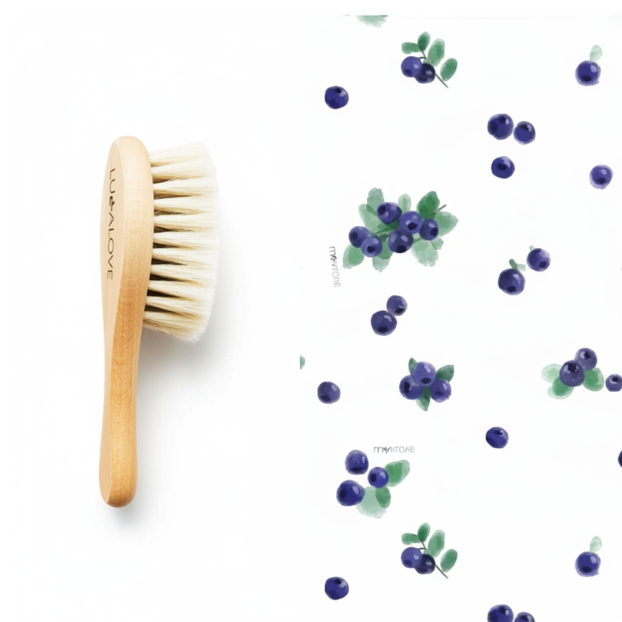 Miękka szczotka z koziego włosia z myjką muślinową Jagódki / Lullalove