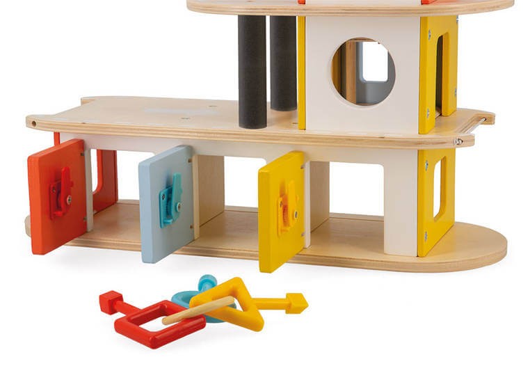 Drewniany garaż piętrowy z 4 akcesoriami Bolid 2+ / Janod