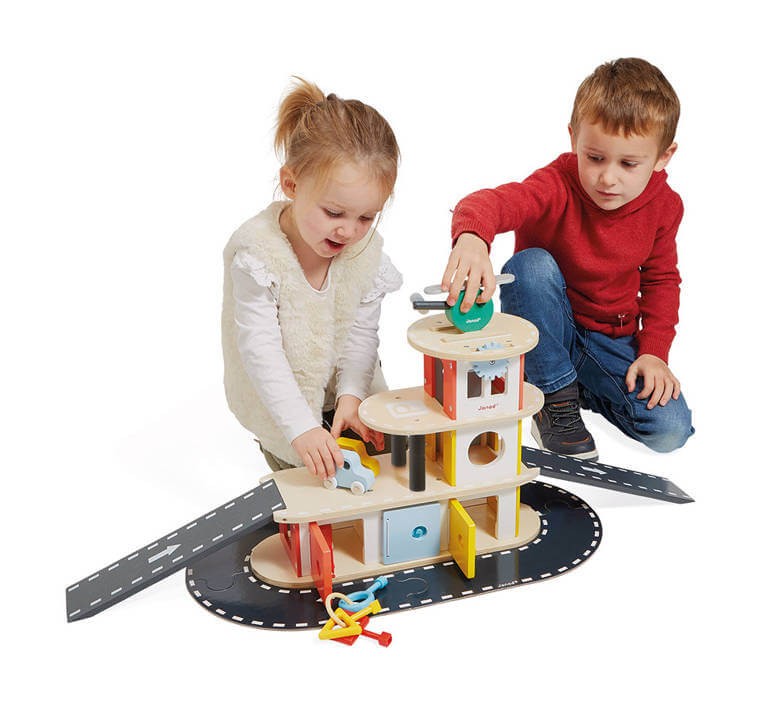 Drewniany garaż piętrowy z 4 akcesoriami Bolid 2+ / Janod