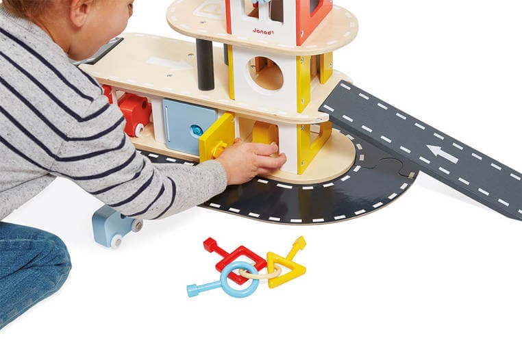 Drewniany garaż piętrowy z 4 akcesoriami Bolid 2+ / Janod