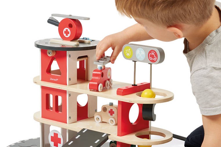 Drewniana remiza strażacka z 5 akcesoriami Bolid 2+ / Janod