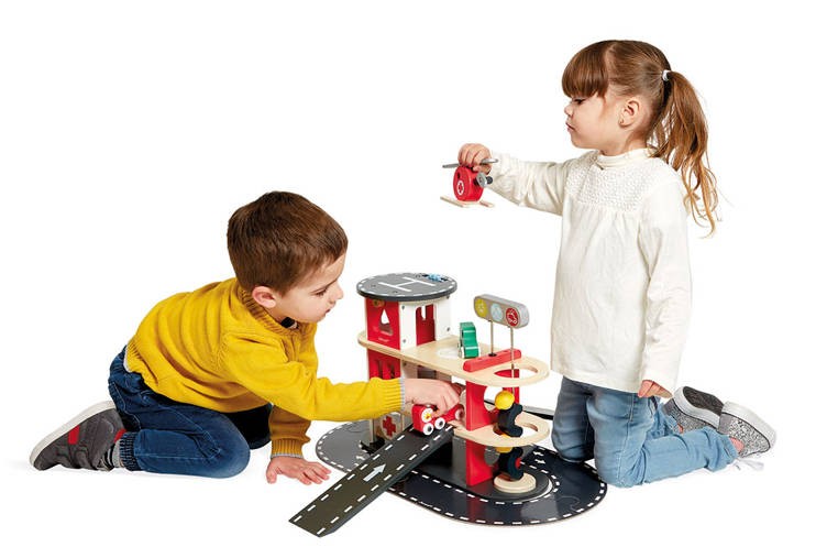 Drewniana remiza strażacka z 5 akcesoriami Bolid 2+ / Janod