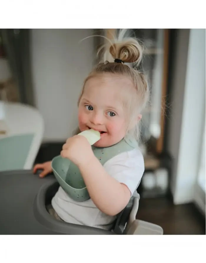 Śliniak silikonowy Pink Flowers / Mushie