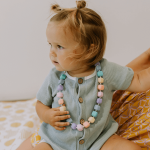 Silikonowy naszyjnik dla dziecka - Księżniczka na ziarnku grochu, pastelowy / Jellystone Designs