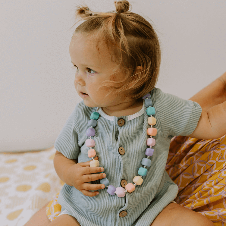 Silikonowy naszyjnik dla dziecka - Księżniczka na ziarnku grochu, pastelowy / Jellystone Designs