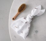 Szczotka na ciemieniuchę z myjką - beżowe króliczki / Lullalove