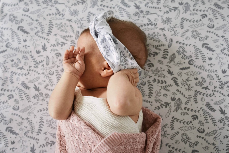 Prześcieradło z gumką do łóżeczka BOTANIC / Pink no More