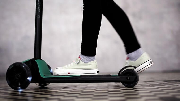 Highwaykick 5 LED Hulajnoga trójkołowa balansowa ze świecącymi kółkami 5+ Forest / Scootandride