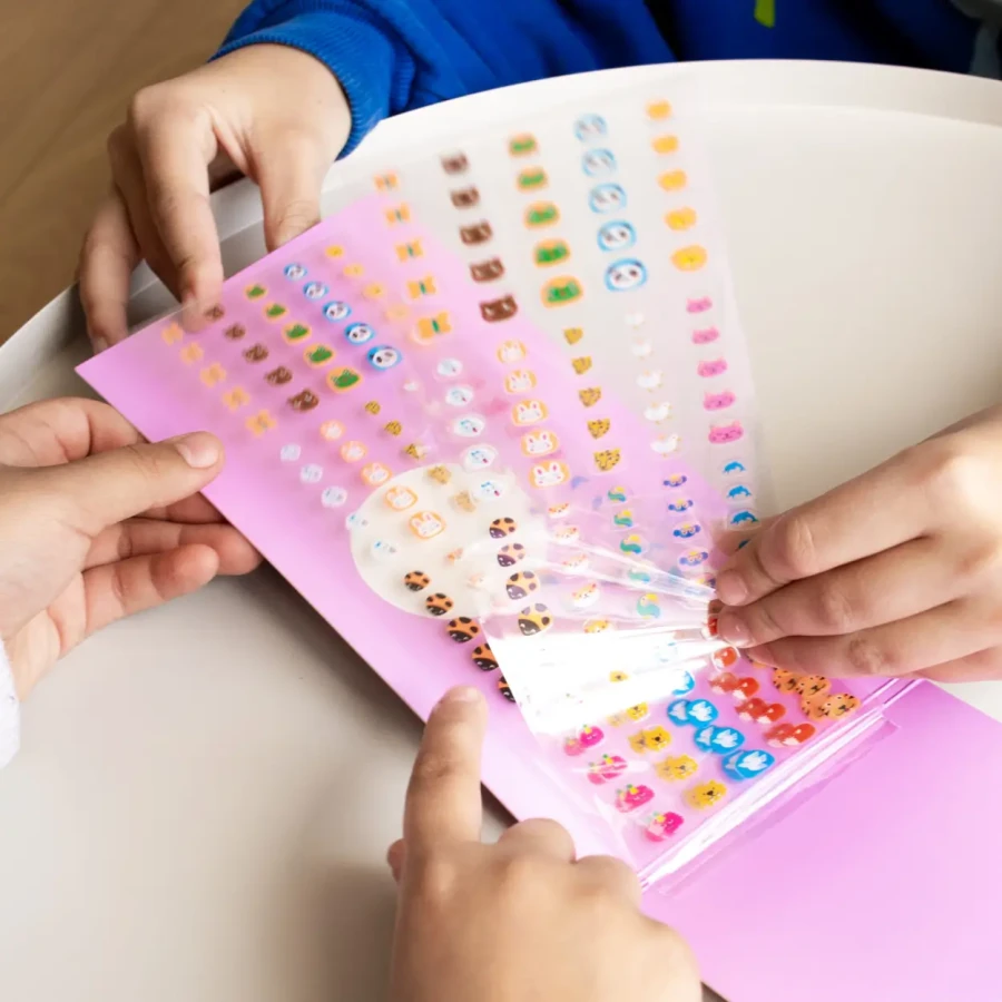 Naklejki na paznokcie dla dzieci Friends - 200 sztuk / OMY