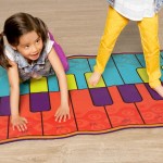 Boogie Woogie Mat: mata muzyczna - pianino podłogowe do tańca i miksowania muzyki / B.Toys