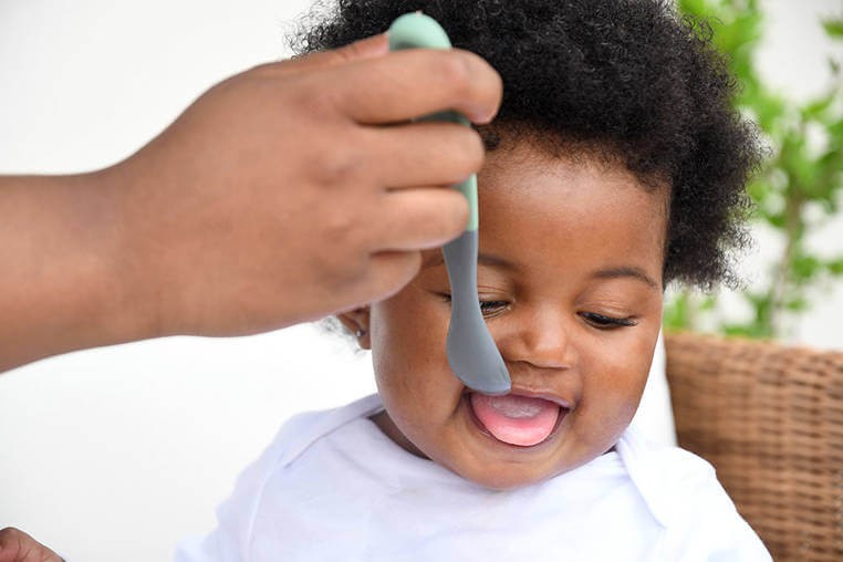 Zestaw 4 łyżeczek silikonowych 4 m+: mineral grey, sage green / Beaba