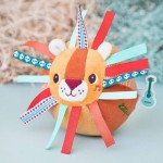 Piłeczka z dzwoneczkiem i szeleszczącą folią Lew Jack 6 m+ / Lilliputiens