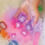 Glo Pals zestaw 4 kostek sensorycznych świecących w wodzie - Abby z serii Ulica Sezamkowa