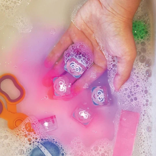 Glo Pals zestaw 4 kostek sensorycznych świecących w wodzie - Abby z serii Ulica Sezamkowa