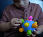 Woblii Kula. Zabawka sensoryczna. / Fat Brain Toys