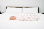Zestaw miękki kocyk i czapeczka Snuggle Knit - Rosettes / aden+anais