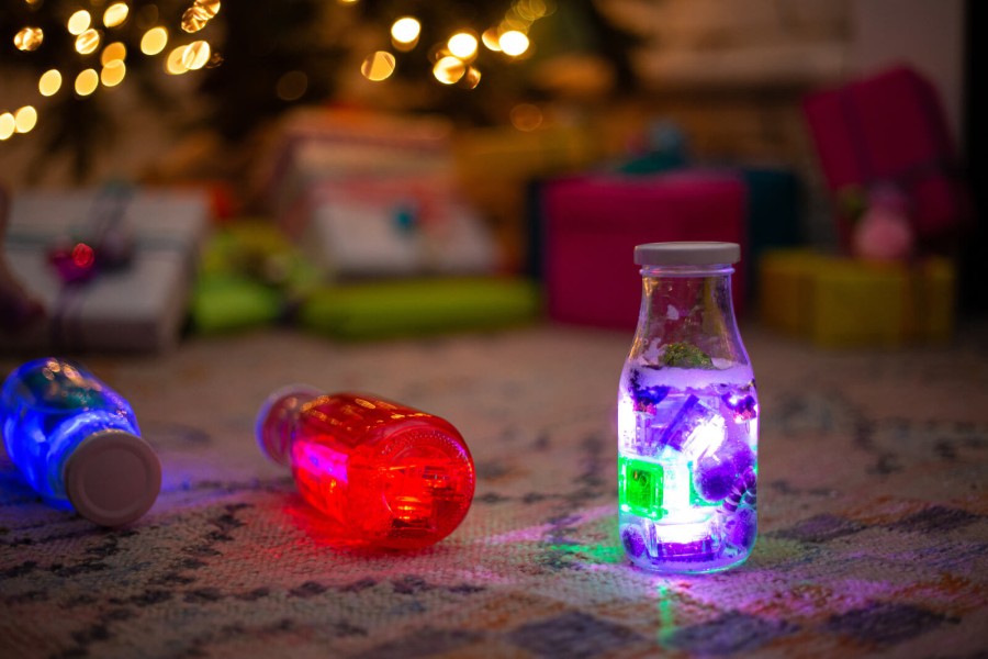 Postać do kąpieli edycja świąteczna - zestaw z dwiema kostkami sensorycznymi świecącymi w wodzie / Glo Pals