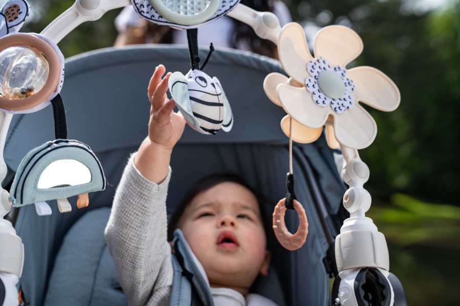 Łuk z zabawkami Decor - czarno-biały / Tiny Love