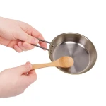 Mini Chef - Pot-n-Pan Playset - zestaw realistycznych naczyń i przyborów kuchennych ze stojakiem / B.Toys