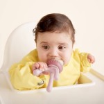 Gryzak silikonowy do podawania pokarmu - róż / b.box