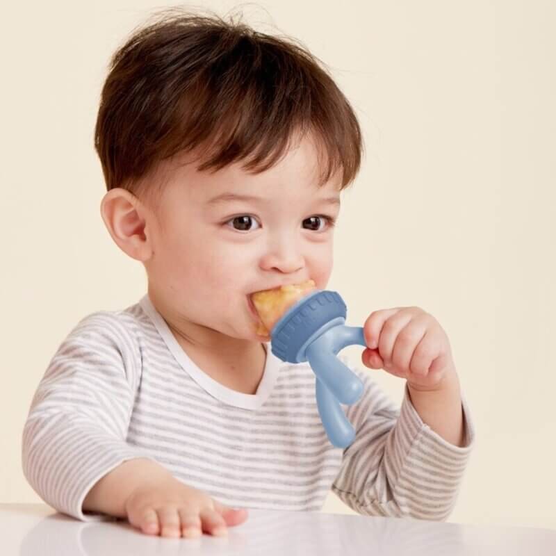 Gryzak silikonowy do podawania pokarmu - błękit / b.box