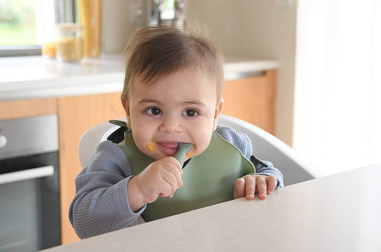 Zestaw 2 silikonowych pierwszych łyżeczek-gryzaków: Sage green, velvet grey / Beaba