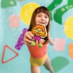 Postać do kąpieli Julia Ulica Sezamkowa - zestaw z dwiema kostkami sensorycznymi świecącymi w wodzie / Glo Pals