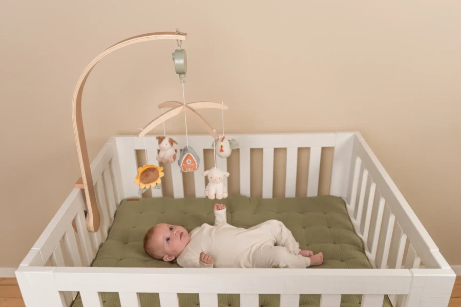 Drewniana karuzela do łóżeczka Little Farm / Little Dutch