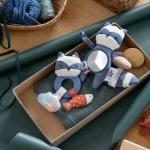 Mini grzechotka z gryzakiem - Rebel the racoon / Sebra