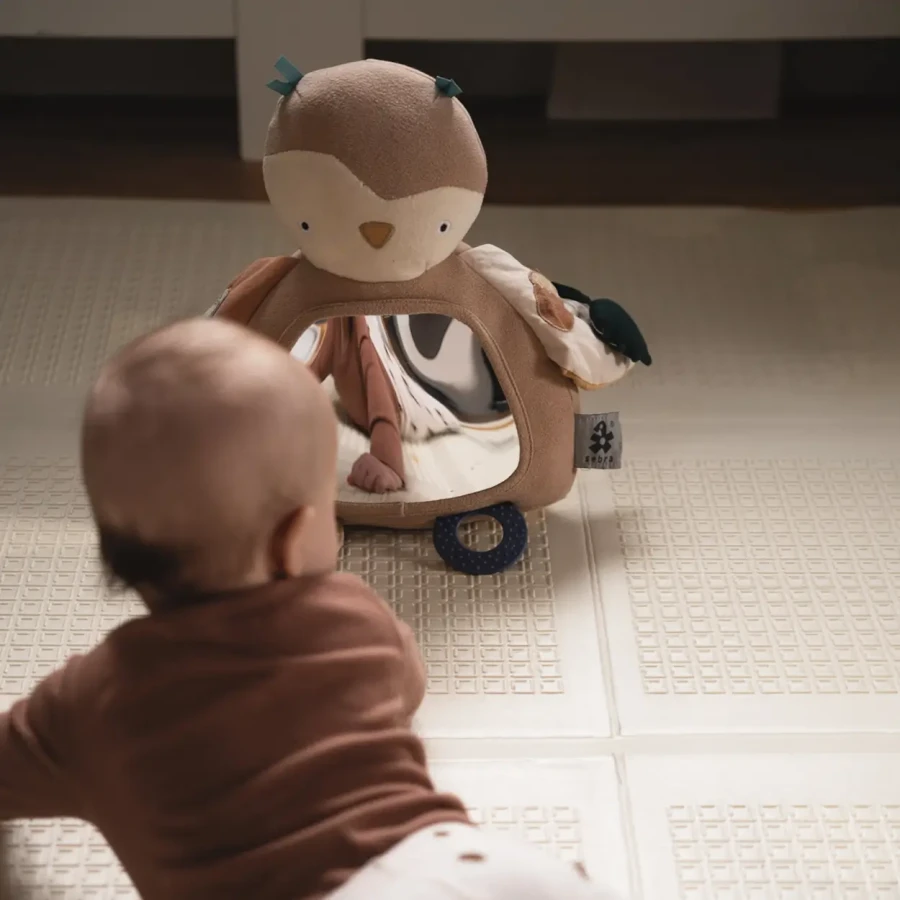 Zabawka aktywizująca z lusterkiem - Blinky the owl, maple beige / Sebra