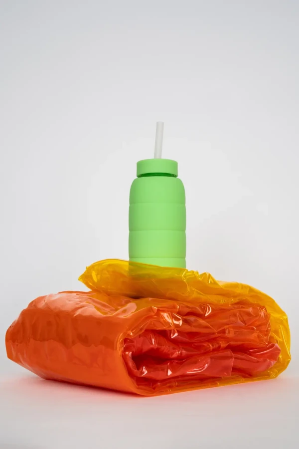 Szklana butelka do monitorowania dziennego nawodnienia Puffer Bottle - LIME / BINK