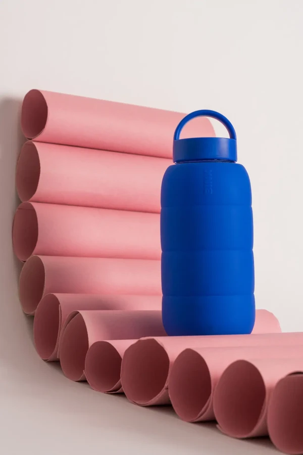 Szklana butelka do monitorowania dziennego nawodnienia Puffer Bottle - COBALT / BINK