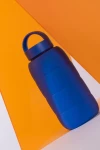 Szklana butelka do monitorowania dziennego nawodnienia Puffer Bottle - COBALT / BINK