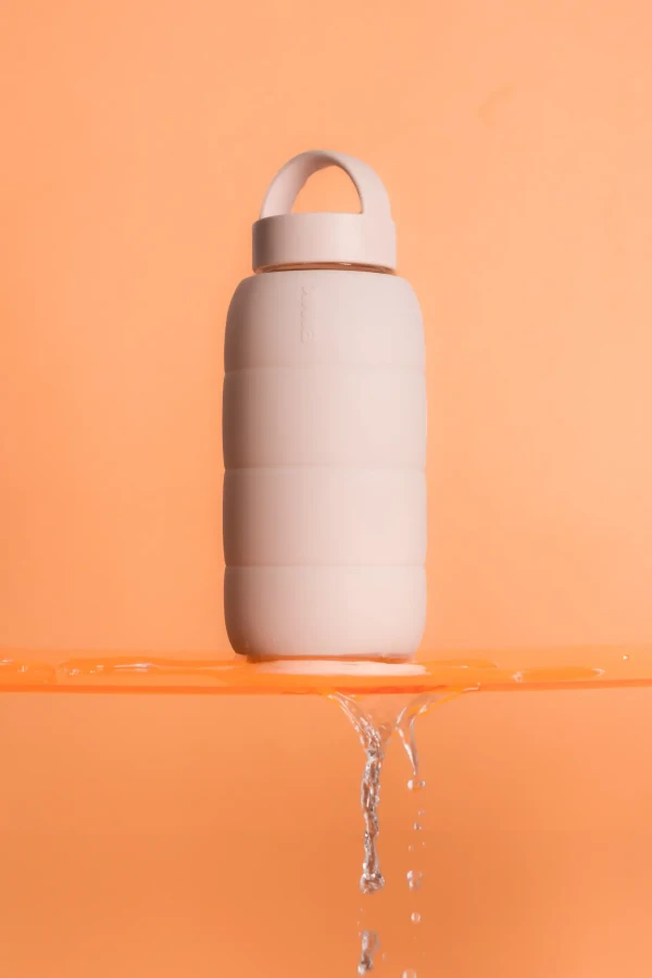 Szklana butelka do monitorowania dziennego nawodnienia Puffer Bottle - SEASHELL / BINK