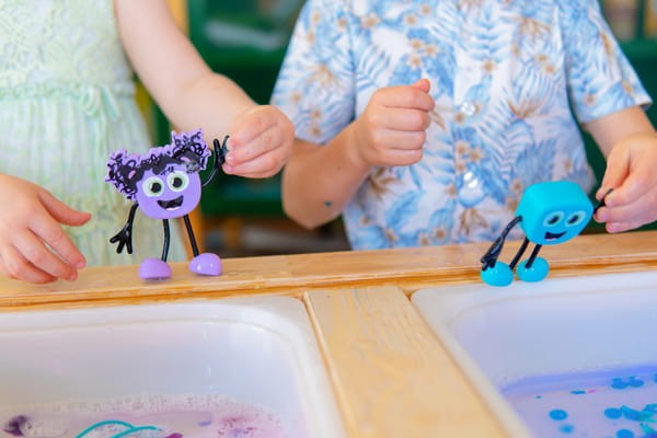 Postać do kąpieli Lumi - zestaw z dwiema kostkami sensorycznymi świecącymi w wodzie / Glo Pals