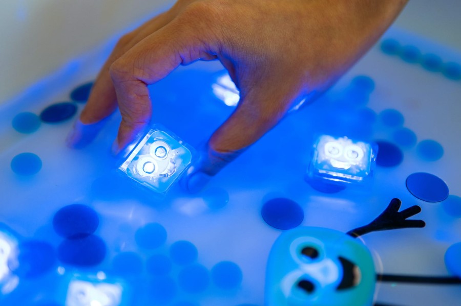 Postać do kąpieli Blair - zestaw z dwiema kostkami sensorycznymi świecącymi w wodzie / Glo Pals