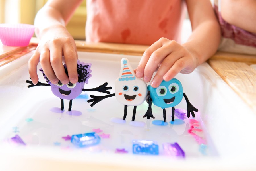 Postać do kąpieli Blair - zestaw z dwiema kostkami sensorycznymi świecącymi w wodzie / Glo Pals