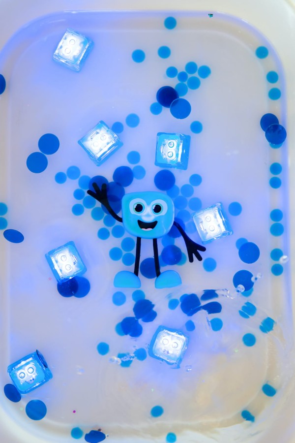 Postać do kąpieli Blair - zestaw z dwiema kostkami sensorycznymi świecącymi w wodzie / Glo Pals
