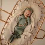 Wiązana czapeczka bonetka - Roman Green / Mushie