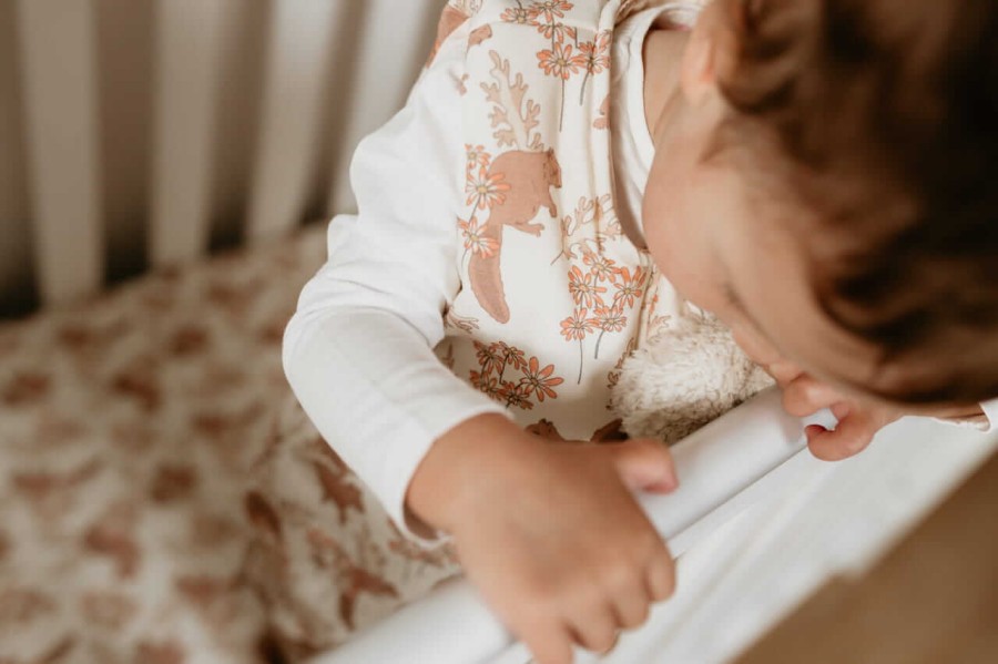 Prześcieradło do łóżeczka We care 120 x 60 Vintage Animals Almond / Sleepee