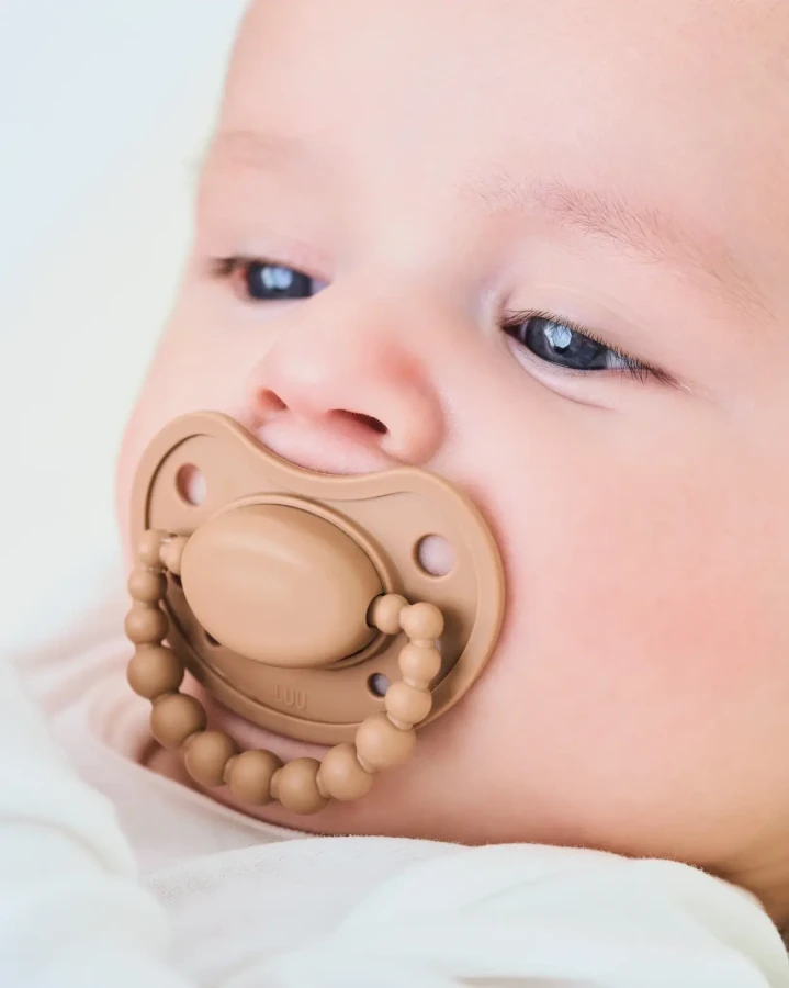 Smoczek pozycjonujący - Milk Hazelnut / LUU Kids