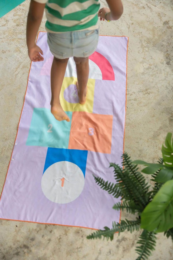 Dwustronny ręcznik plażowy PlayTowels - Hopscotch / QUUT