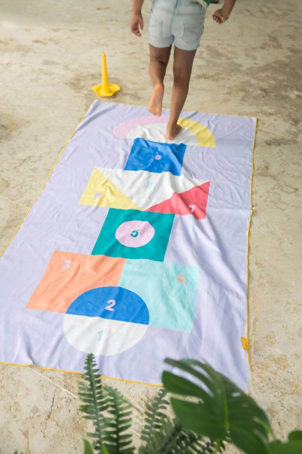 Dwustronny ręcznik plażowy PlayTowels - Hopscotch / QUUT