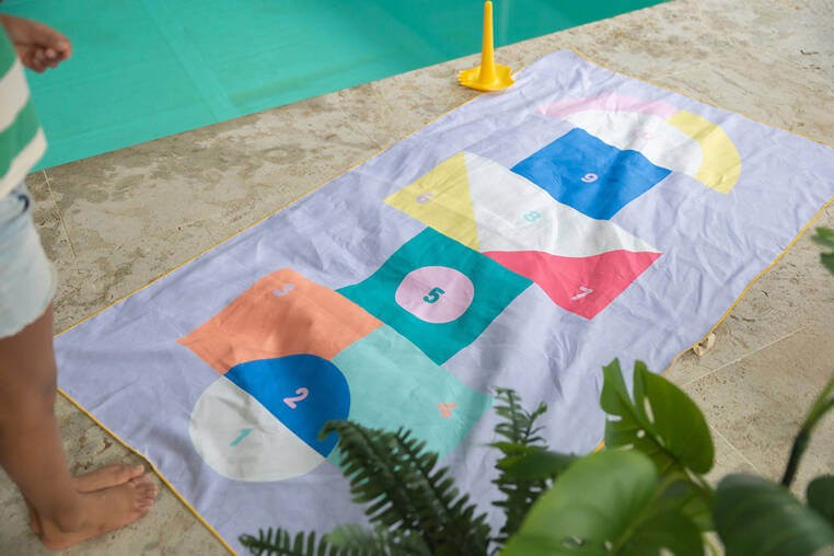 Dwustronny ręcznik plażowy PlayTowels - Hopscotch / QUUT