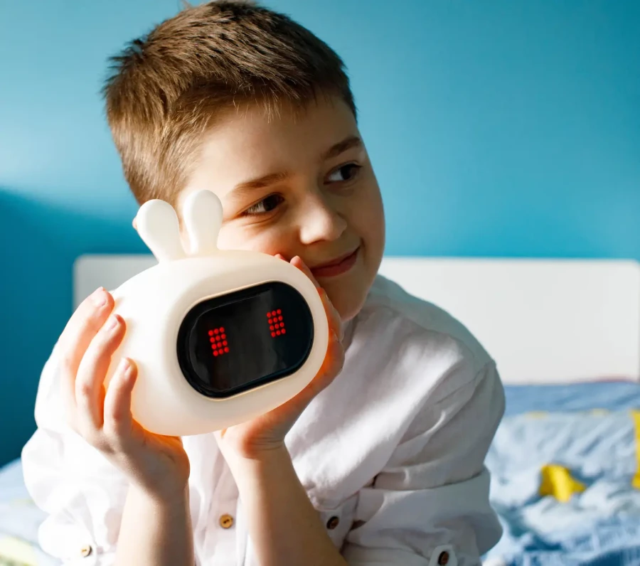 Silikonowa lampka nocna z budzikiem GIOrabbit / InnoGIO