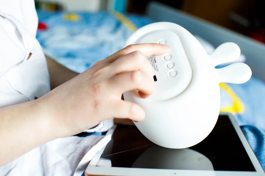 Silikonowa lampka nocna z budzikiem GIOrabbit / InnoGIO