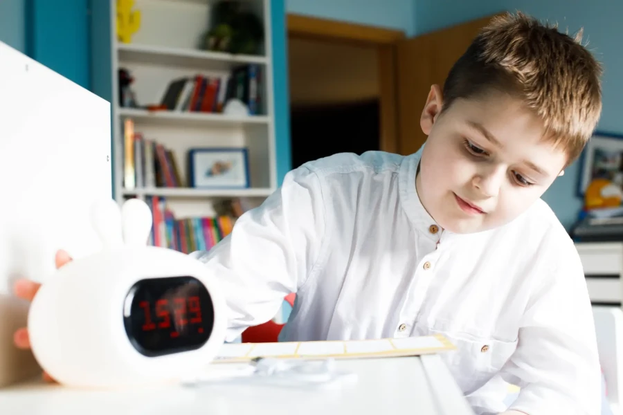 Silikonowa lampka nocna z budzikiem GIOrabbit / InnoGIO